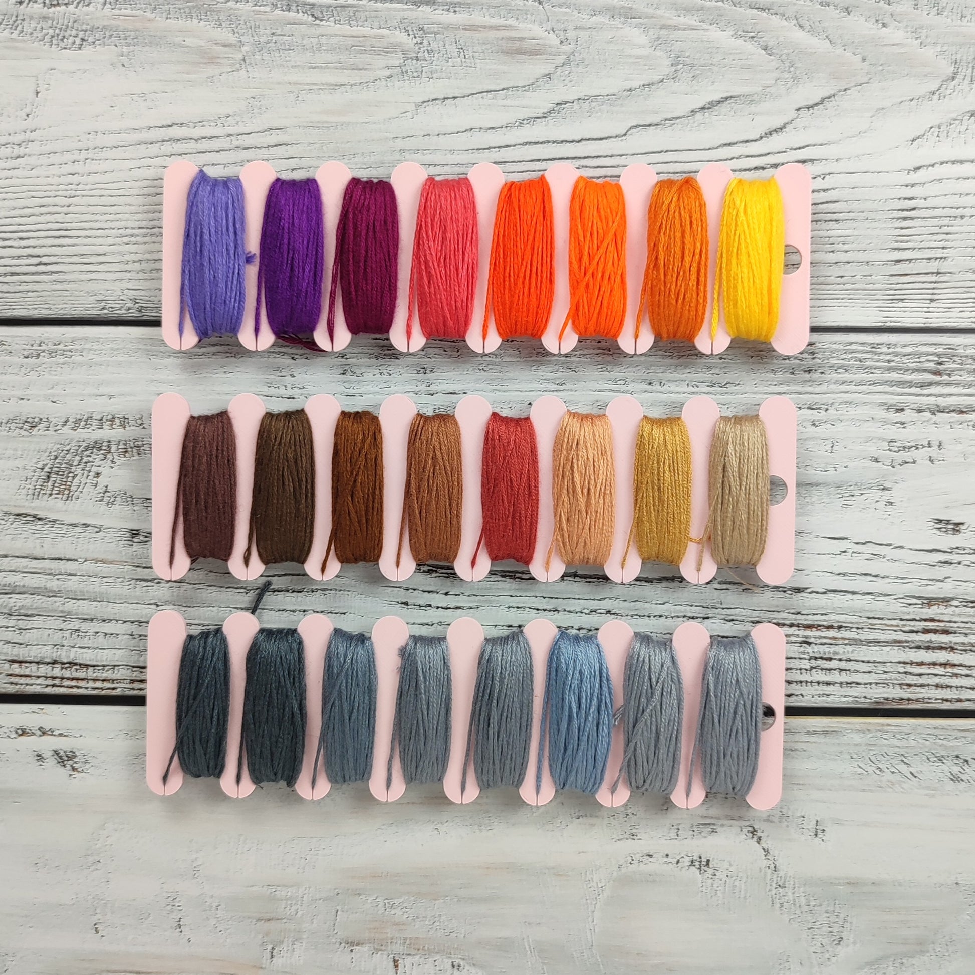 Garnwickelkarte im 3er Set in der Farbe Pfirsich Rosa, mit Stickgarn umwickelt.