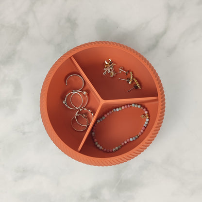 Eine mit Schmuck befüllte Schmuckbox mit Fächer.