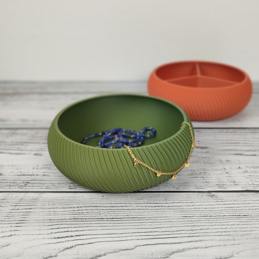 Schmuckbox ohne Fächer in der Farbe Olive Grün, befüllt mit Ketten.